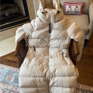 Aritzia Women’s Super Puff White Medium